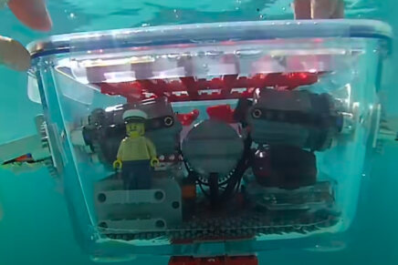Construyendo un submarino con bloques de LEGO e imanes.